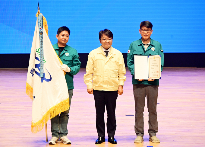 행안부 김광용 재난안전관리본부장(가운데)이 22일 제50주년 민방위대 창설 기념행사에서 전력거래소 김현욱 차장(왼쪽), 이광재 안전보안처장(오른쪽)에 상패와 표창기를 수여한 후 기념사진을 찍고 있다. /사진제공=전력거래소 