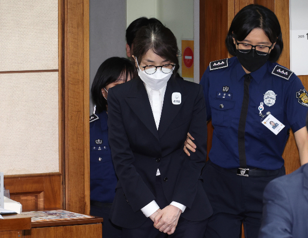 전직 영부인으로서는 헌정사상 처음으로 재판에 넘겨진 김건희 여사가 법정에 선 모습이 공개됐다. 사진은 도이치모터스 주가조작과 명태균 공천개입, 통일교 청탁·뇌물 수수 의혹 혐의 등으로 구속기소 된 김건희 여사가 24일 오후 서울 서초구 서울중앙지방법원에서 열린 첫 재판에 출석하는 모습. /사진=뉴시스