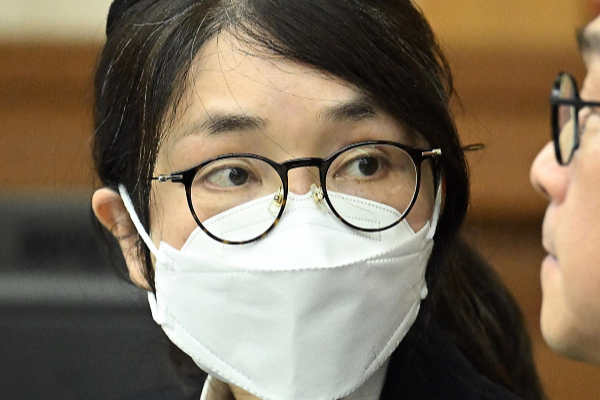 김건희 여사 측이 첫 형사 재판에서 공소사실을 모두 부인했다. 사진은 도이치모터스 주가조작, 통일교 청탁·뇌물 수수 의혹 혐의 등으로 구속기소 된 김건희 여사가 24일 오후 서울 서초구 서울중앙지방법원에서 열린 첫 재판에 출석해 변호사와 이야기를 나누고 있는 모습. /사진=뉴시스(공동취재단)