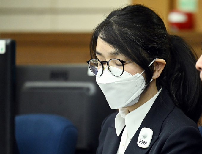 김건희 여사가 24일 서울 서초동 서울중앙지법에서 열린 김 여사의 특정범죄가중처벌법상 알선수재 및 자본시장법·정치자금법 위반 등 사건 첫 재판에 출석해 눈을 감고 있다. 사진/뉴스1·사진공동취재단