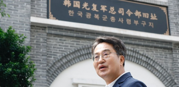 충칭 한국광복군 총사령부 앞에선 김동연 경기도지사. 그는 "대한민국 역사 바로 세우기를 경기도가 앞장서서 하겠다"고 말했다./사진=경기도