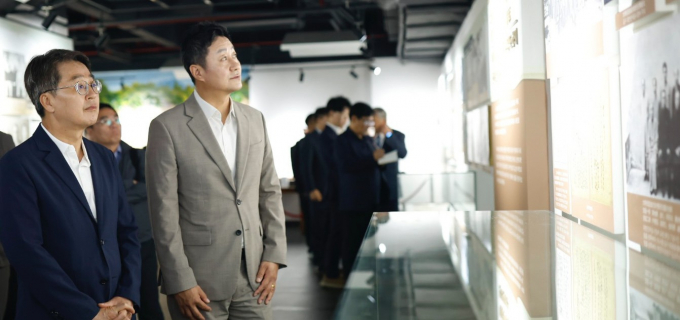 김동연 경기도지사(왼쪽)가 24일 김진경 경기도의회 의장(오른쪽)과 한국광복군 총사령부 전시실을 관람하고 있다. /사진=경기도