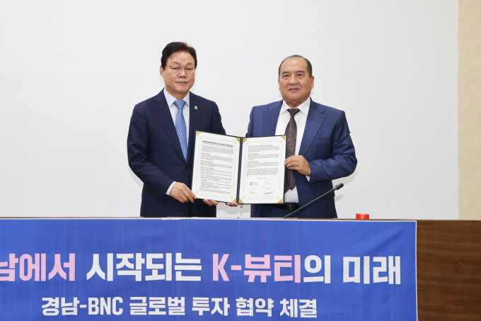 우즈베키스탄을 방문 중인 박완수 경남도지사(좌)가 24일 보저로브 래크맛 호미도비치(Bozorov Lakhmat Khomidovich) 비엔씨 글로벌 회장과 투자협약을 체결하고 기념촬영을 하고 있다../사진=경남도