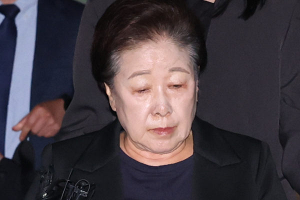 윤석열 정권과 통일교가 연관된 정교유착 국정농단 의혹을 받는 한학자 통일교 총재가 구속 후 첫 소환 조사에 출석했다. 사진은 한학자 통일교 총재가 지난 22일 서울중앙지법에서 구속 전 피의자 심문(영장실질심사)을 마친 뒤 대기 장소인 서울구치소로 향하고 있는 모습. /사진=뉴스1