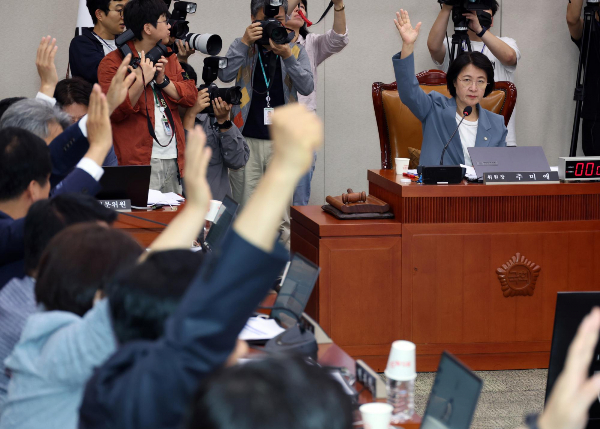 정부조직법 개정안이 국회 법제사법위원회 전체회의를 통과했다. 사진은 여야 의원들이 24일 오후 서울 여의도 국회에서 열린 법제사법위원회 전체회의에서 거수 표결을 하고 있는 모습. /사진=뉴시스