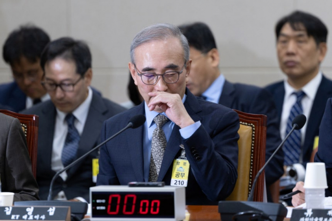 국회 과학기술정보방송통신위원회가 24일 열린 청문회에서 김영섭 KT 대표를 향해 해킹 은폐 의혹을 집중 추궁했다.사진은 김영섭 KT 대표이사가 24일 서울 여의도 국회 과학기술정보방송통신위원회에서 열린 대규모 해킹사고(통신·금융) 관련 청문회에 출석해 있는 모습. /사진=뉴스1