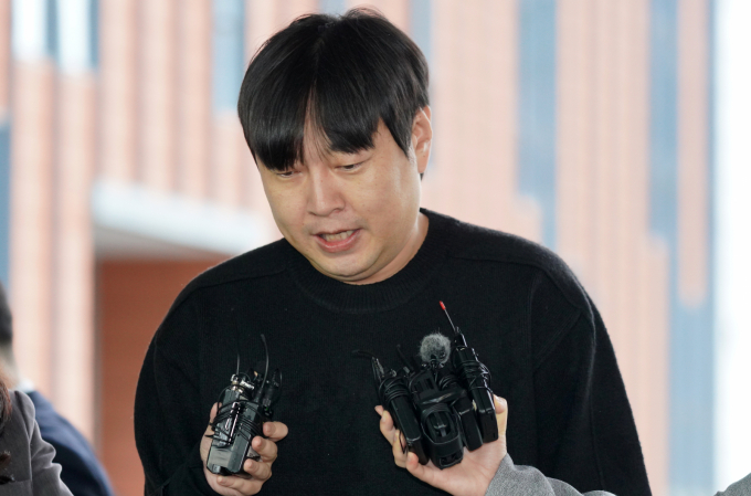 개그맨 이진호가 음주운전으로 불구속 입건된 가운데, 이 사실을 알린 신고자가 그의 여자친구라는 보도가 나왔다. 사진은 지난해 10월 서울 강남구 대치동 강남경찰서에 피의자 신분으로 출석한 코미디언 이진호. /사진=임한별 기