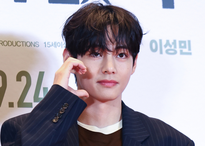 그룹 방탄소년단(BTS) 멤버 뷔(29·본명 김태형)가 서울 강남구 청담동 소재 고급 주택을 142억원에 매입했다. 사진은 지난 22일 서울 용산구 CGV용산아이파크몰에서 영화 '어쩔수가없다' VIP시사회에 참석한 그룹 방탄소년단 멤버 뷔. /사진=뉴시스