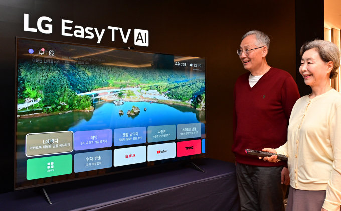 LG전자가 시니어 고객이 쉽게 사용하고, 시니어 고객을 케어하는 ‘LG 이지 TV(LG Easy TV)’를 국내에 출시했다. 이지 TV는 홈 화면을 시니어 특화 기능 5개와 즐겨 찾는 앱(App) 중심으로 단순화했다. /사진=LG전자