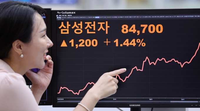 사진은 지난 23일 오후 서울 여의도 한국거래소 모니터에 삼성전자 종가가 표시되는 모습. /사진=뉴스1