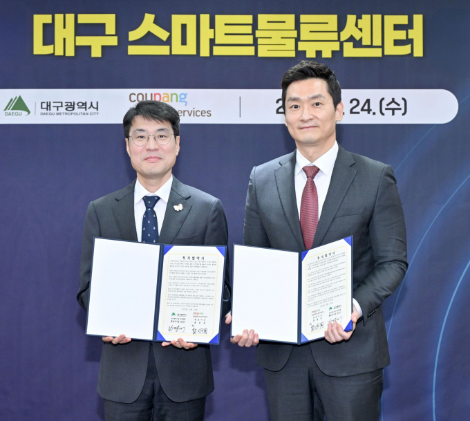 쿠팡이 대구광역시에 첨단 자동화시설을 갖춘 스마트물류센터를 건설한다. 김정기 대구광역시장 권한대행(왼쪽)과 곽형주 쿠팡로지스틱스서비스 상무가 지난 24일 오후 대구광역시청에서 열린업무협약식에서 기념 촬영을 하고 있다. /사진=쿠팡