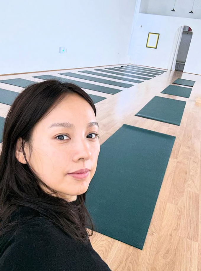 가수 겸 방송인 이효리가 지난 24일 인스타그램에 자신이 운영 중인 요가원에 대해 유쾌한 소통을 이어가고 있다. 사진은 이효리가 요가원에서 찍은 모습. /사진=이효리 인스타그램 캡처