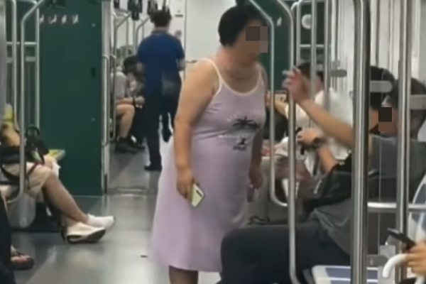 사진은 승객에 얼굴을 들이밀고 풍선껌을 터뜨리는 여성의 모습. /사진=보배드림 캡처