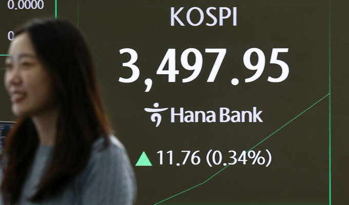 금융투자협회에 따르면 국내 증시가 오르자 ISA(개인종합자산관리계좌)를 통한 국내 투자 비중도 증가했다. 사진은 코스피가 사상 최고치인 3497.95를 기록한 24일 하나은행 딜링룸. /사진=뉴스1