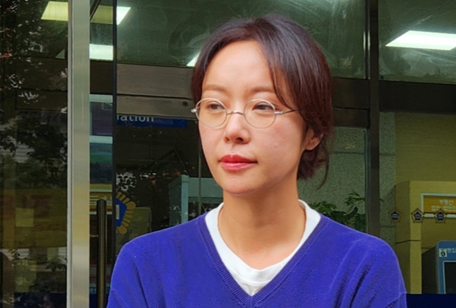 자신이 실소유한 가족법인의 공금 43억여원을 횡령해 이중 대부분을 가상화폐에 투자한 혐의로 기소된 배우 황정음(41)에 대해 징역형 집행유예가 내려졌다. 사진은 25일 제주시 이도2동 제주지방법원에서 열린 선고공판을 마치고 취재진 질문에 답한 배우 황정음. /사진=뉴스1