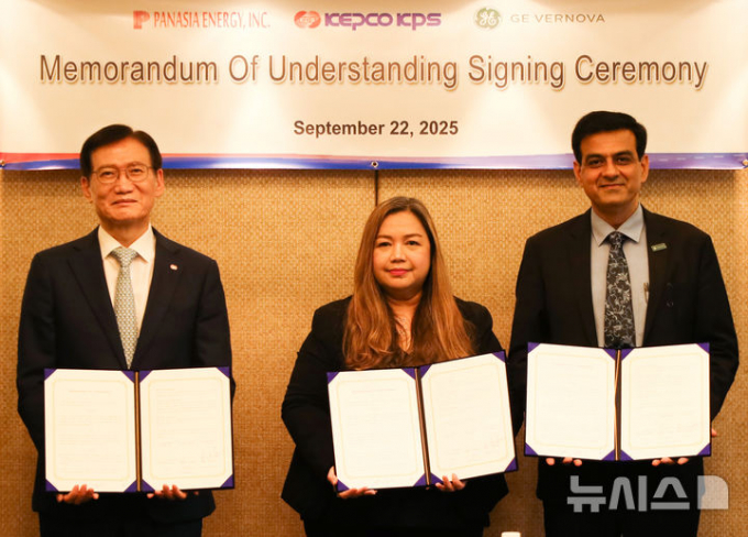 한전KPS 김홍연 사장(왼쪽)과  Panasia Energy CFO 겸 COO 노에미 모레노(가운데), GE Vernova 아시아태평양 총괄 라릿 산크라니가 지난 22일(현지시간) 3자 협약 체결 후 기념촬영을 하고 있다.  /사진=뉴시스