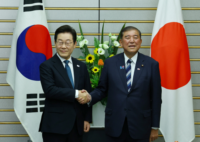 이시바 시게루 일본 총리가 이번달 말 한국을 방문해 이재명 대통령을 만날 예정이다. 사진은 지난달 23일 일본 도쿄에서 이 대통령(왼쪽)과 이시바 총리가 만난 모습. /사진=로이터