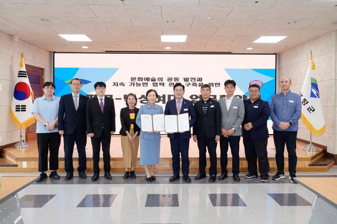 전진선 양평군수(오른쪽 다섯번째)가 지난 23일 군청 대회의실에서 '양평군지'발간을 공동 수행하는 덕성여자대학교와 업무협약을 맺고 관계자들과 사진 촬영을 하고 있다. /사진제공=양평군
