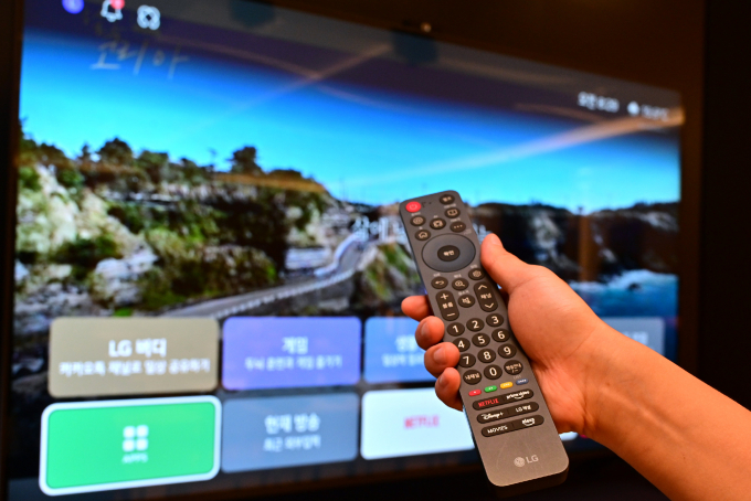 LG전자가 시니어 고객이 쉽게 사용하고, 시니어 고객을 케어하는 'LG 이지 TV'(LG Easy TV)를 국내에 출시했다. /사진=LG전자