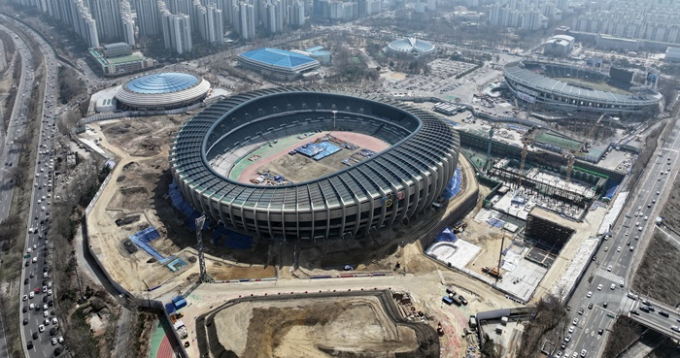 1984년 9월29일 서울 송파구 잠실에 한국 최대 규모인 서울올림픽주경기장이 준공됐다. 사진은 지난 3월23일 서울 송파구 잠실종합운동장 올림픽주경기장에서 리모델링 공사가 진행되는 모습. /사진=뉴스1 
