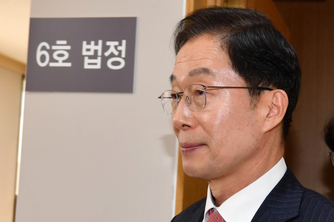 임종식 경북도교육감이 지난 1월21일 오전 대구지방법원 포항지원에서 열린 1심 선고에서 징역 2년 6개월과 벌금 3500만원, 추징금 3700만원을 선고받은 후 법정을 나서고 있다.  임 교육감은 지방교육자치에 관한법률위반, 특정범죄가중처벌 등에관한법률(뇌물), 뇌물수수,사전뇌물수수 등의 혐의로 불구속상태로 재판을 받아왔다. /사진=뉴스1