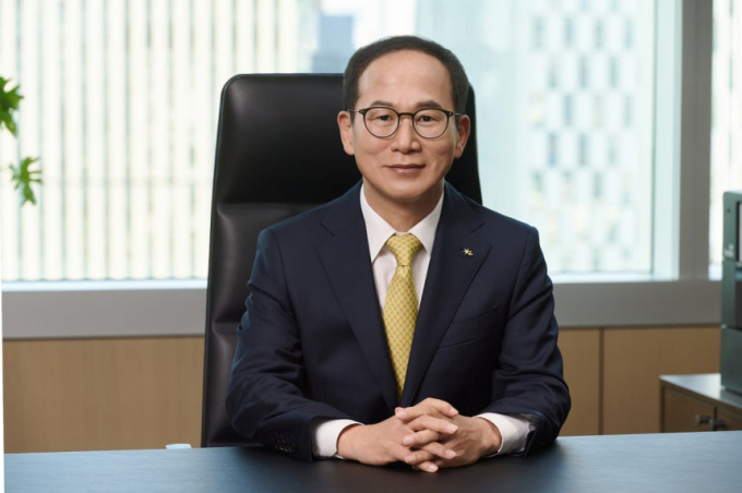 KB금융그룹은 생산적 금융 확대에 전사적 지원을 다하기 위해 '성장 동력 프레임워크'를 마련하고 신재생에너지, 첨단 전략 산업, 혁신 기업 등 국가 경제의 부가가치를 높일 수 있는 산업 영역을 적극 지원한다고 25일 밝혔다. 사진은 양종희 KB금융 회장./사진=KB금융