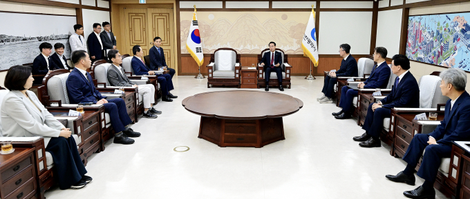 유정복 인천시장이 25일 시청 접견실에서 수석, 단장, 특보에게 임용장을 수여한 뒤 환담하고 있다. /사진제공=인천시