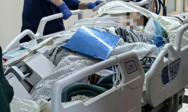 중국 항정우에 거주 중인 52세 여성 투씨가 산책 중 화학물질 불산을 밟아 5일 만에 숨졌다. 사진은 불산을 밟고 병원으로 이송된 투씨의 모습. /사진=사우스차이나모닝포스트 홈페이지 캡처