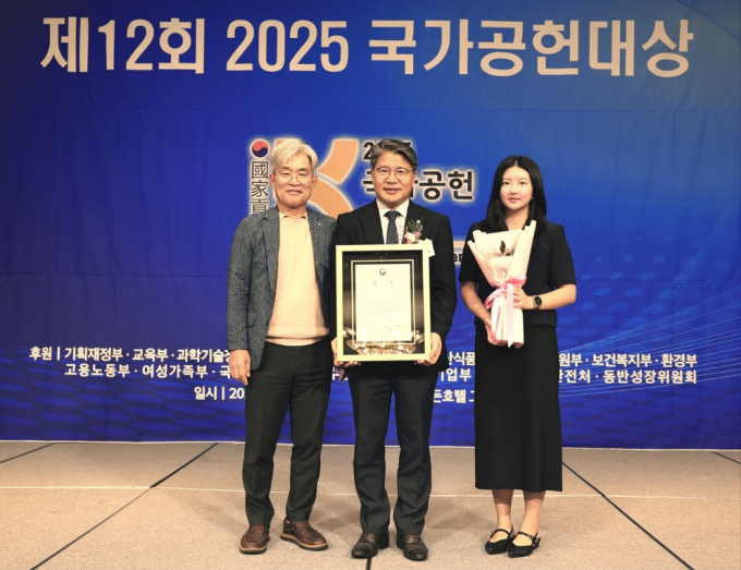 장충모 전남개발공사 사장(가운데)이 지난  23일 제12회 2025 국가공헌대상 시상식에서 지역사회 부문 산업부 장관상을 수상한 후 직원들과 기념사진을 찍고 있다.  /사진제공=전남개발공사