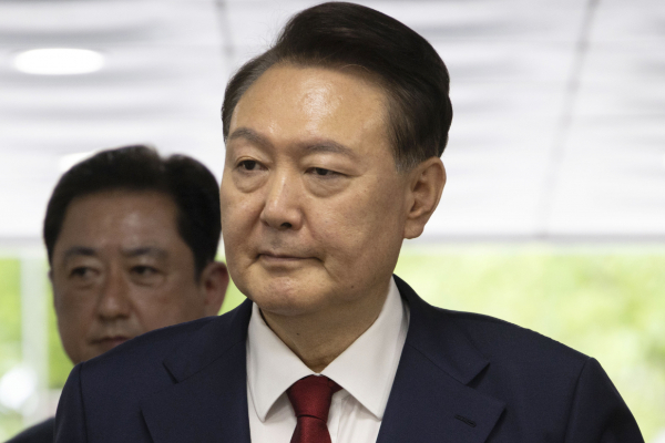 내란 특검팀이 윤석열 전 대통령에게 2차 출석요구서를 전달했다. 사진은 12·3 비상계엄과 관련해 특검의 수사를 받는 윤석열 전 대통령이 지난 7월9일 오후 서울 서초구 중앙지법에서 열린 영장실질심사에 출석하고 있는 모습. /사진=뉴스1(공동취재단)