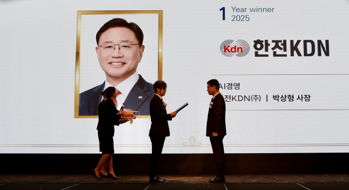 25일 서울 양재동 엘타워 그레이스홀에서 개최된 2025 한국경영대상 시상식에서 'CEO 분야 - AI경영 부문' 대상을 수상한 박상형 한전KDN 사장을 대신해 최진수 미래사업개발본부장(왼쪽)이 상을 받고 있다. /사진제공=한전KDN 