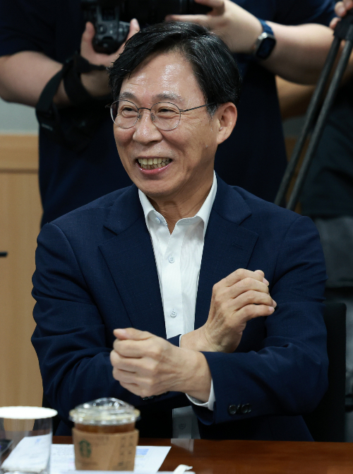 홍원학 삼성생명 사장 등 경영진들이 매달 금융취약계층을 찾을 예정이다. 사진은 기사 내용과 직접적인 관련이 없음.사진=뉴시스