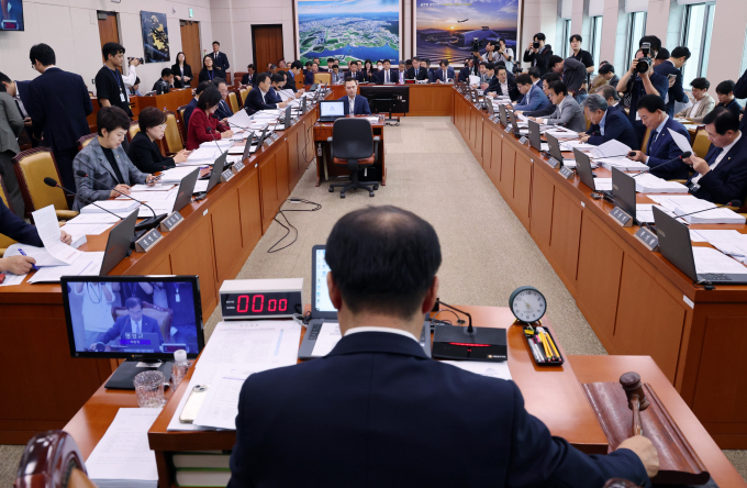 내달 13일 예정된 국회 국토교통위원회 국정감사에 대형 건설업체 CEO들이 줄지어 소환될 예정이다. 사진은 25일 국토교통위원회 전체회의. /사진 제공=뉴시스