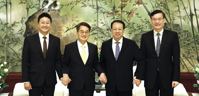 김동연 경기도지사(왼쪽에서 두 번째)가 지난 25일 궁정 상하이시장(세 번째)과 두 도시 간 우호협력 업무협약을 맺고 이를 기념하고 있다. /사진제공=경기도 