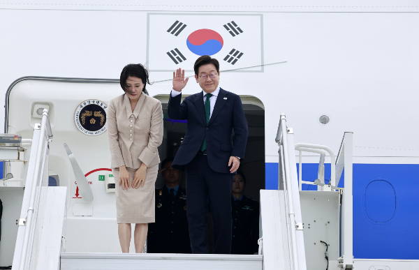 이재명 대통령이 25일(현지시간) 유엔총회 참석을 위한 미국 뉴욕 방문을 마치고 귀국길에 올랐다. 사진은 유엔 총회와 순방 일정을 마친 이재명 대통령이 25일(현지 시간) 미국 뉴욕 JFK 공항에서 김혜경 여사와 공군 1호기에 탑승해 인사하는 모습. /사진=뉴시스
