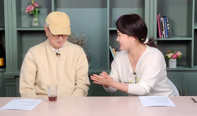 개그우먼 겸 방송인 이경실이 세상을 떠난 고 전유성을 추모했다. 사진은 이경실과 전유성이 함께 콘텐츠를 찍고 있는 모습. /사진=이경실 인스타그램 캡처
