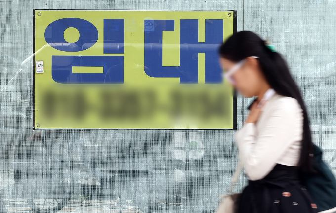 차규근 조국혁신당 의원이 한국은행으로부터 받은 자료에 따르면 올 2분기 기준 자영업자 소득 대비 부채비율은 344.4%로 2년 6개월 만에 증가세다. 사진은 서울 종로구 빈 상가에 붙은 임대 문의. /사진=뉴스1