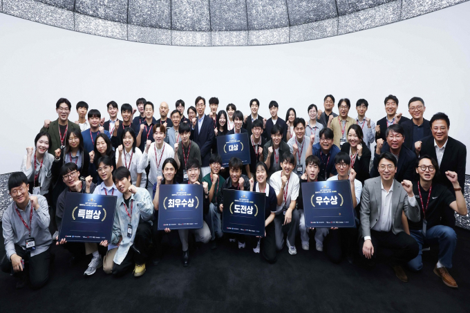 LG CNS가 주최한 '최적화 그랜드 챌린지 2025' 시상식 후 대회 수상자 및 관계자들이 기념사진을 촬영하는 모습. /사진=LG CNS 제공