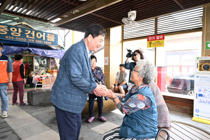 배낙호 김천시장이 25일 황금시장을 찾아 추석맞이 전통시장을 찾아 제수용품을 구매하고 상인들의 애로사항을 청취하고 있다. /사진제공=김천시