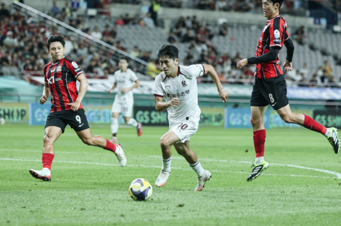 지난 21일 K리그1 30라운드 서울전 광주FC 최경록이 드리블을 펼치고 있다.  /사진제공=광주FC