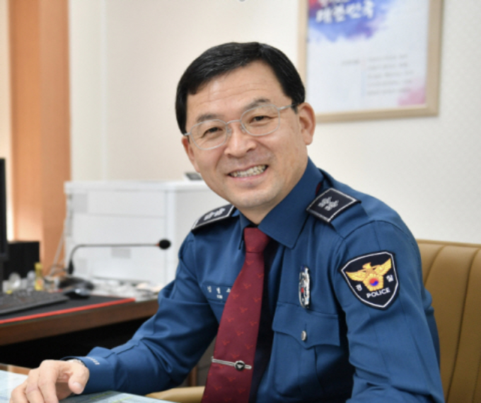 NH농협생명이 책무구조도 도입에 따른 내부통제 강화를 위해 경찰로 35년간 근무한 김병수 후보자를 신규 사외이사 후보로 추천했다. 사진은 대구경찰청장 시절 김 후보. /사진=대구경찰청