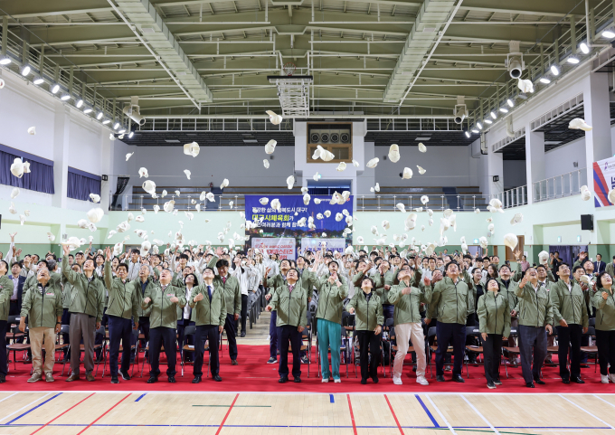 강은희 교육감이 25일 ‘제106회 전국체육대회 결단식’에 참석해 선수단과 승리를 다짐하며 모자를 던지는 퍼포먼스를 펼치고 있다. /사진제공=대구시교육청