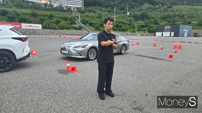 토요타 모터스포츠 클래스는 슬라럼, 코너링 브레이킹, 레인 체인지 등 기본 주행 교육을 강조한다. 사진은 슬라럼 교육을 맡은 정의철 인스트럭터의 모습. /사진=김이재 기자