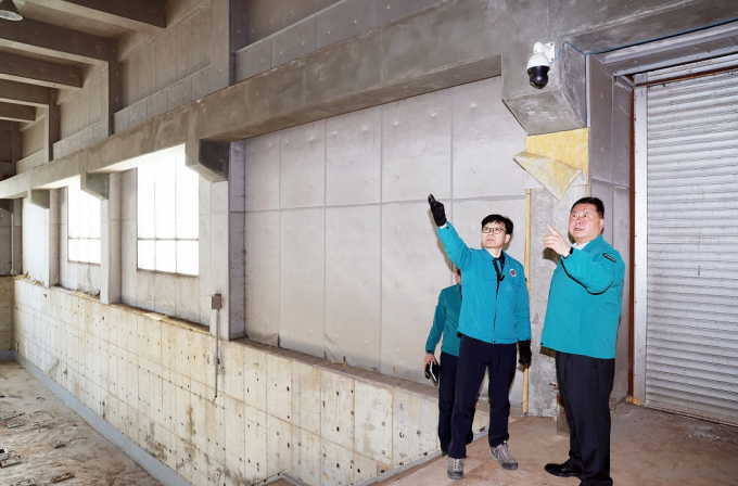 김경일 파주시장이 관계자와 운정신도시 내 오수중계펌프장을 둘러보고 있다. /사진제공=파주시