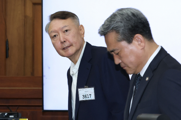 윤석열 전 대통령이 85일 만에 재판에 출석했다. 사진은 윤석열 전 대통령이 26일 서울 서초동 서울중앙지법에서 열린 특수공무집행방해 혐의 재판에 출석하는 모습. /사진=뉴스1(사진공동취재단)