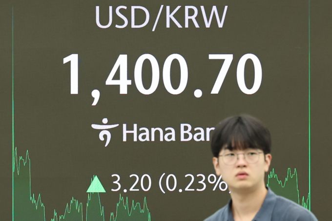 원/달러 환율이 26일 오르고 있다. 사진은 전날 오후 서울 중구 하나은행 딜링룸에서 딜러들이 업무를 보는 모습. /사진=뉴시스