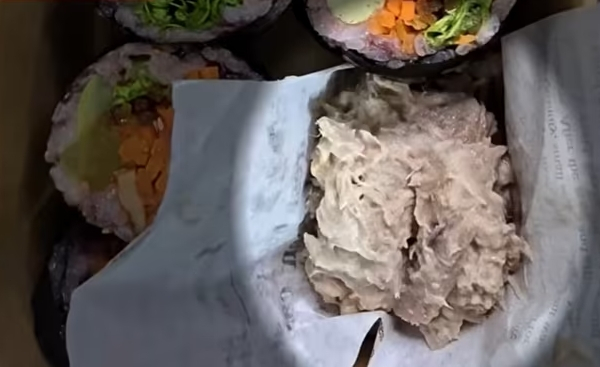배달앱을 통해 참치김밥을 주문한 누리꾼이 야채김밥과 컵라면 서비스를 받았다며 황당해했다. 사진은 야채김밥 옆 참치가 놓여 있는 모습. /사진=JTBC '사건반장' 캡처
