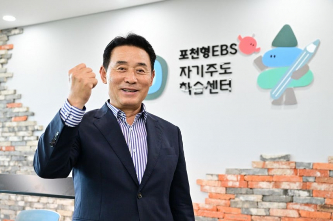 백영현 포천시장이 25일 포천면암중앙도서관 야외테라스에서 열린 자기주도학습센터 개소식에 참석해 화이팅을 외치고 있다. /사진제공=포천시