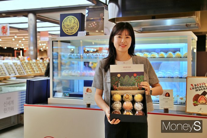 광주신세계 본관 지하 1층 '연백 모찌' 매장에서 직원이 다양한 맛을 즐길 수 있는 추석선물세트를 선보이고 있다./사진제공=광주신세계