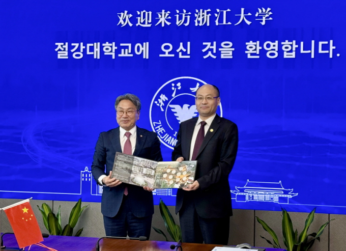 강기정 광주광시장이 25일(왼쪽) 오후 중국의 대표적 인공지능(AI) 기술인재 육성 대학인 저장대를 방문해 마옌밍 총장과 AI 인재육성 등 협력 방안을 논의한 뒤 기념촬영을 하고 있다. /사진제공=광주시